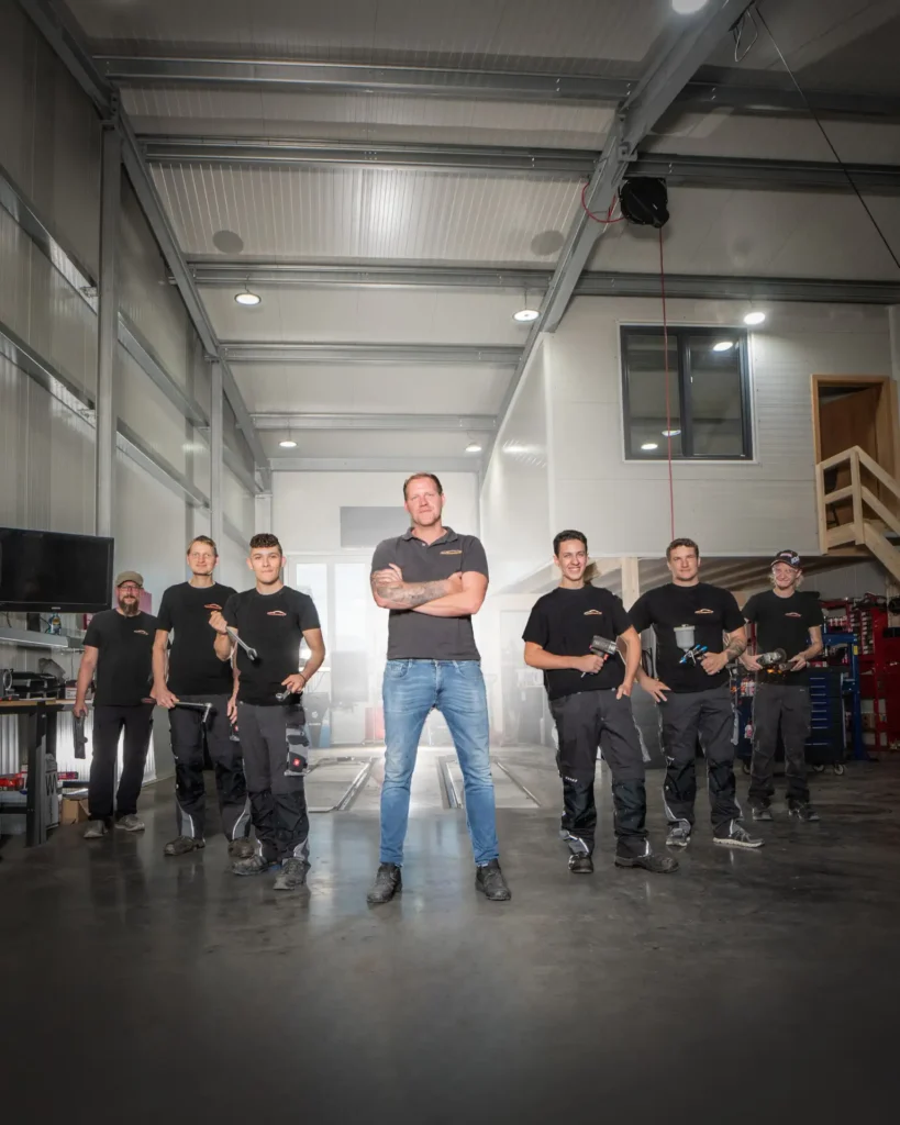 Stefan Preithuber mit Lackier-Team in Werkstatt